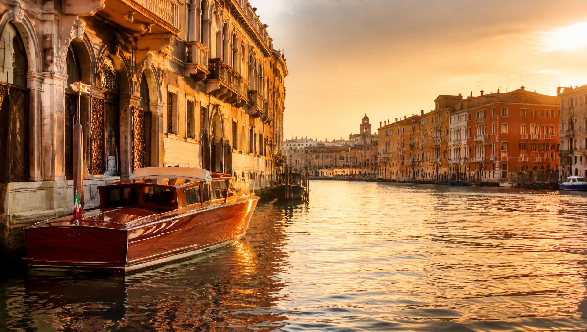 Canale veneziano al tramonto
