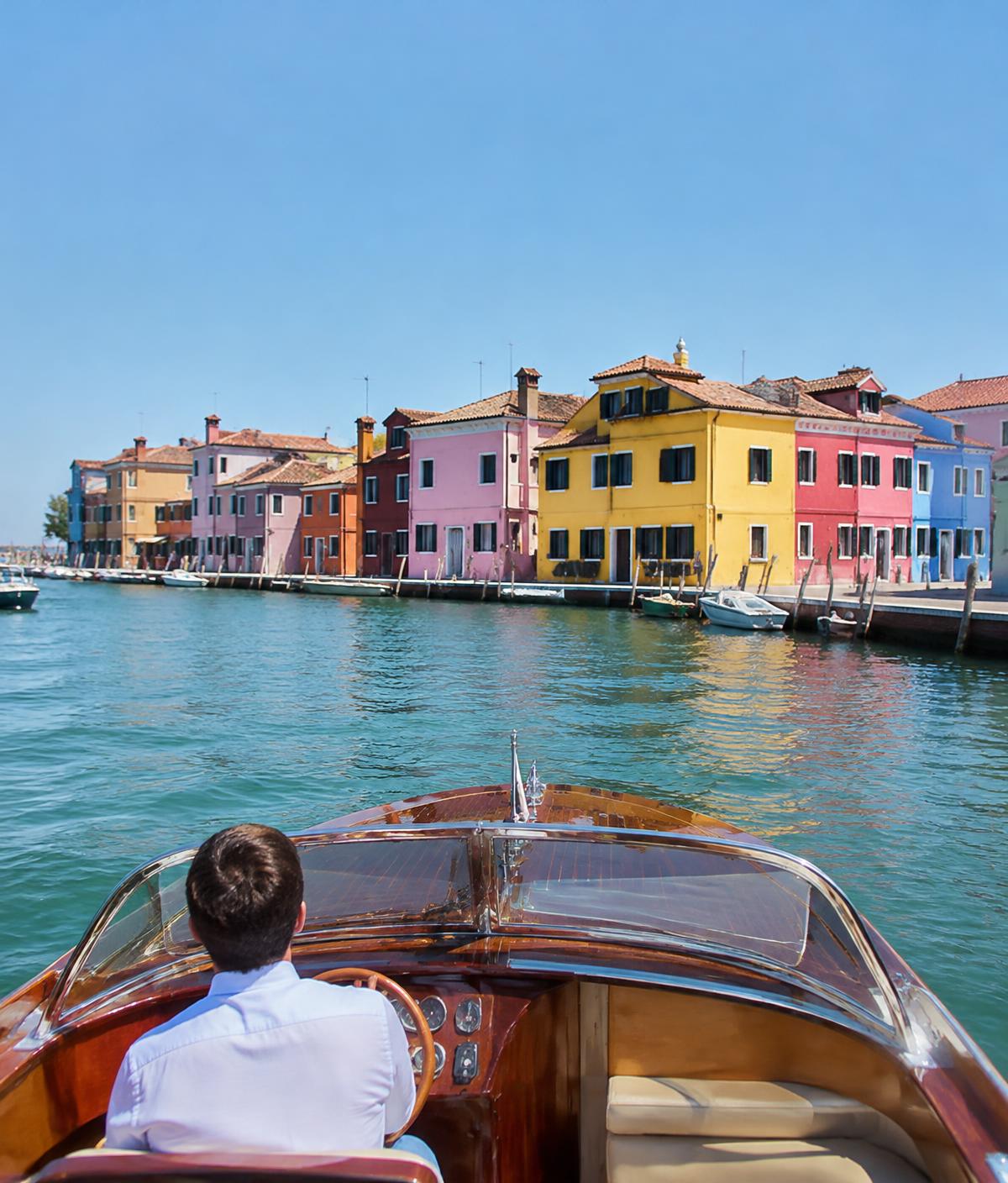 Gita in barca verso Burano